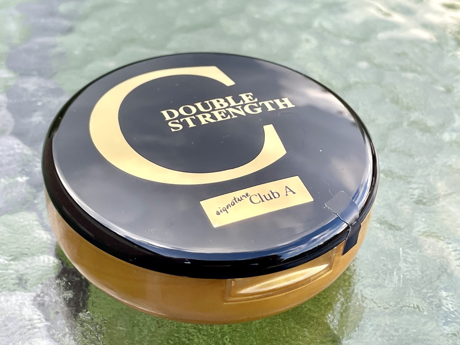 Signature Club A Double StrengthHigh Potent-C Anti-Wrinkle Cap Compact Case.
