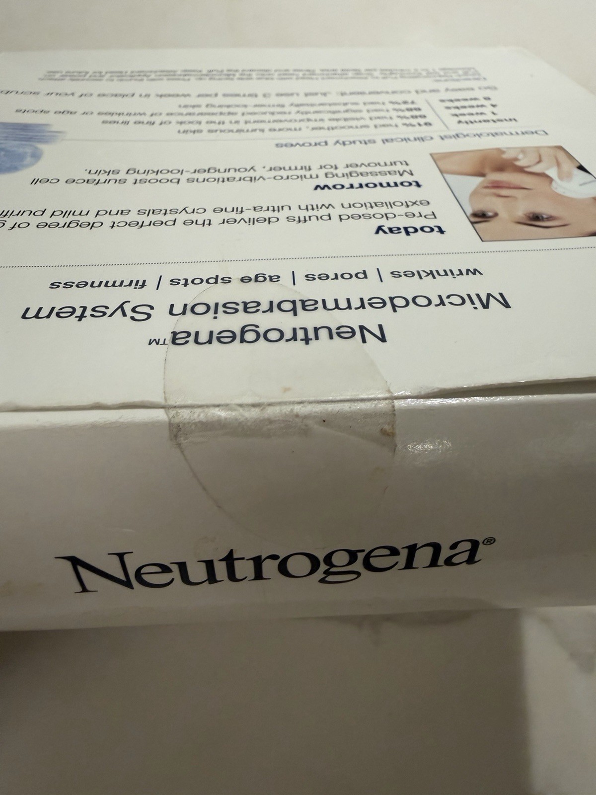 Neutrogena Microdermabrasion System Kit + 12 Rejuvenating Puffs New in Box Seal